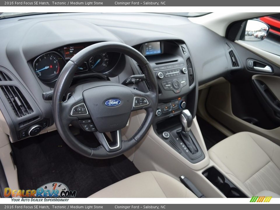 2016 Ford Focus SE Hatch Tectonic / Medium Light Stone Photo #11