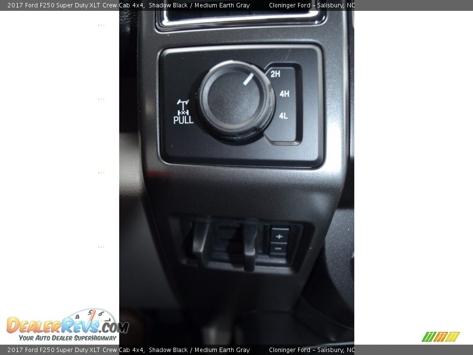 2017 Ford F250 Super Duty XLT Crew Cab 4x4 Shadow Black / Medium Earth Gray Photo #16