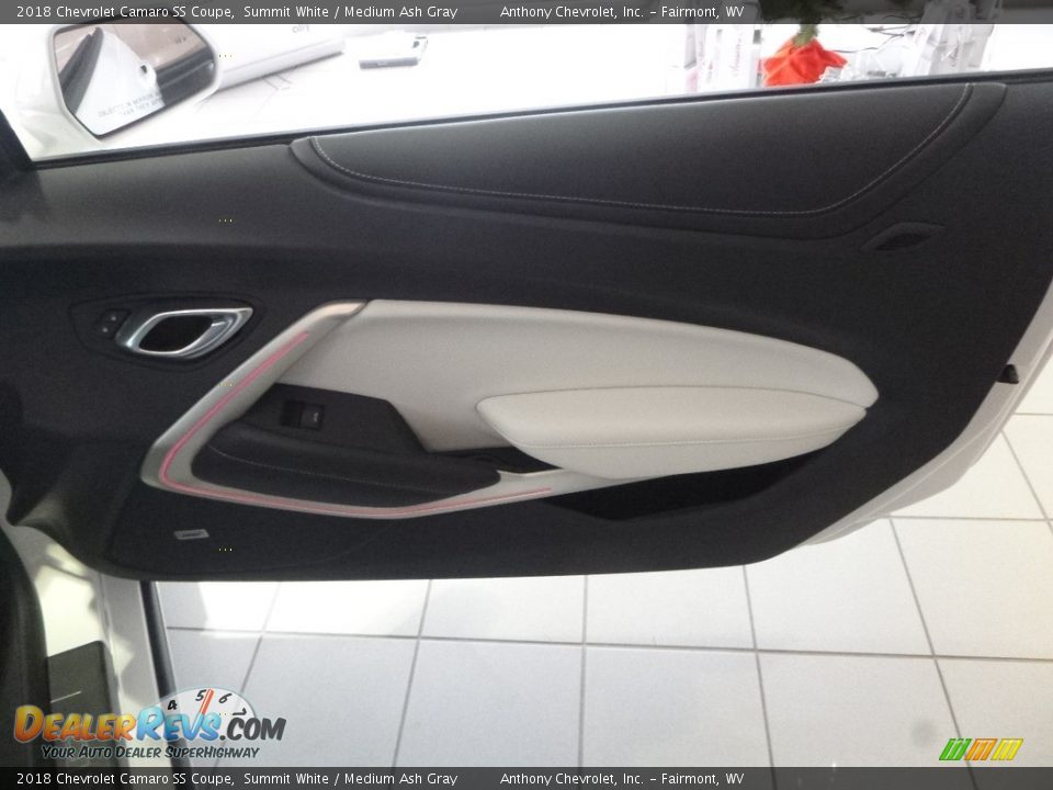 Door Panel of 2018 Chevrolet Camaro SS Coupe Photo #10