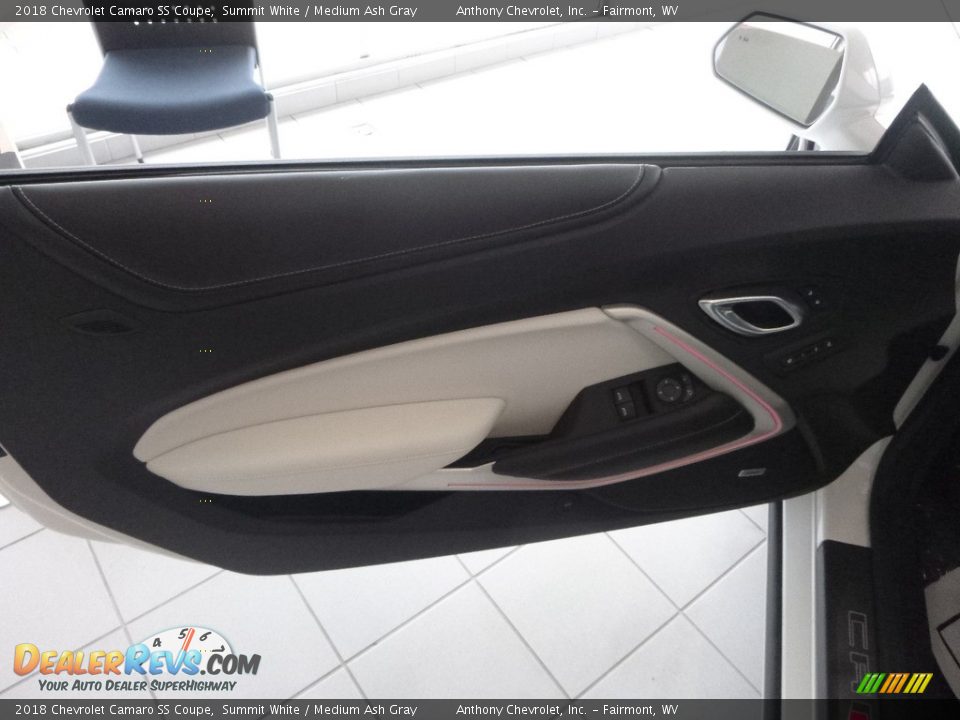 Door Panel of 2018 Chevrolet Camaro SS Coupe Photo #14