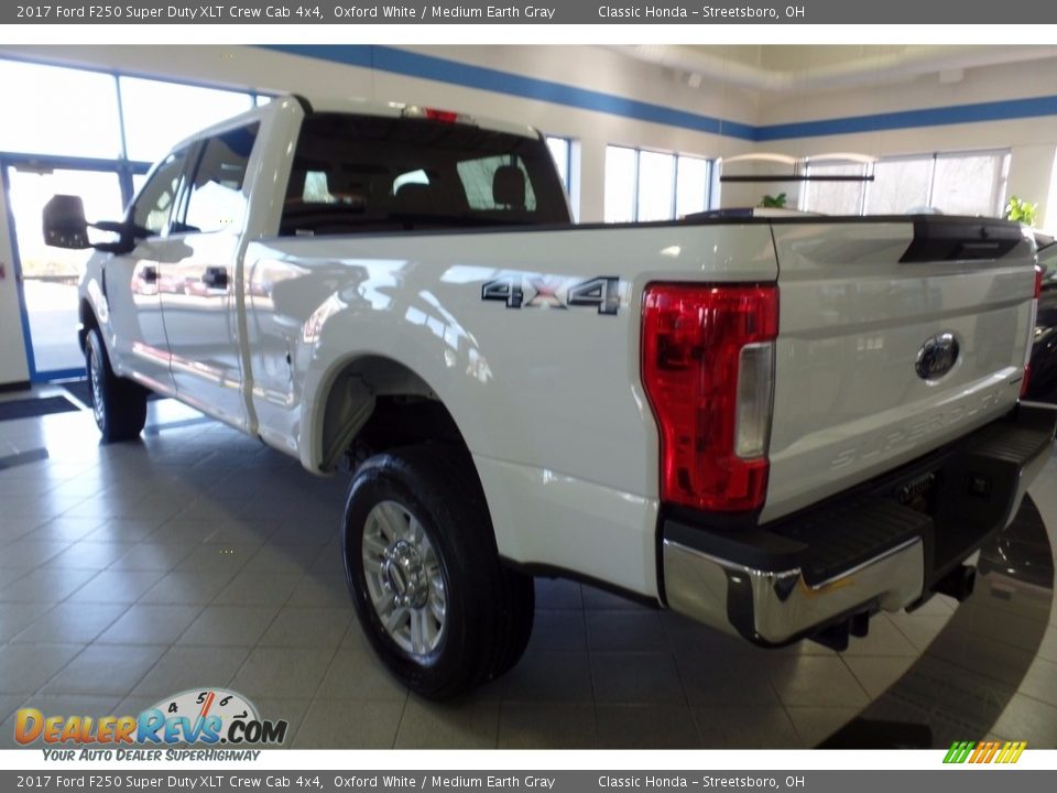 2017 Ford F250 Super Duty XLT Crew Cab 4x4 Oxford White / Medium Earth Gray Photo #2