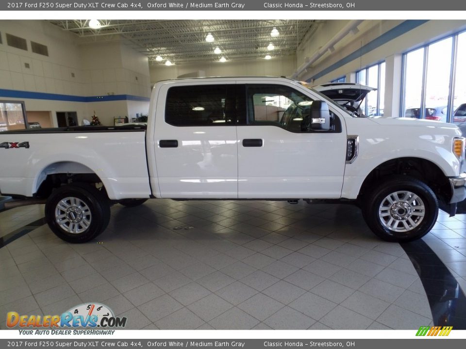 2017 Ford F250 Super Duty XLT Crew Cab 4x4 Oxford White / Medium Earth Gray Photo #5