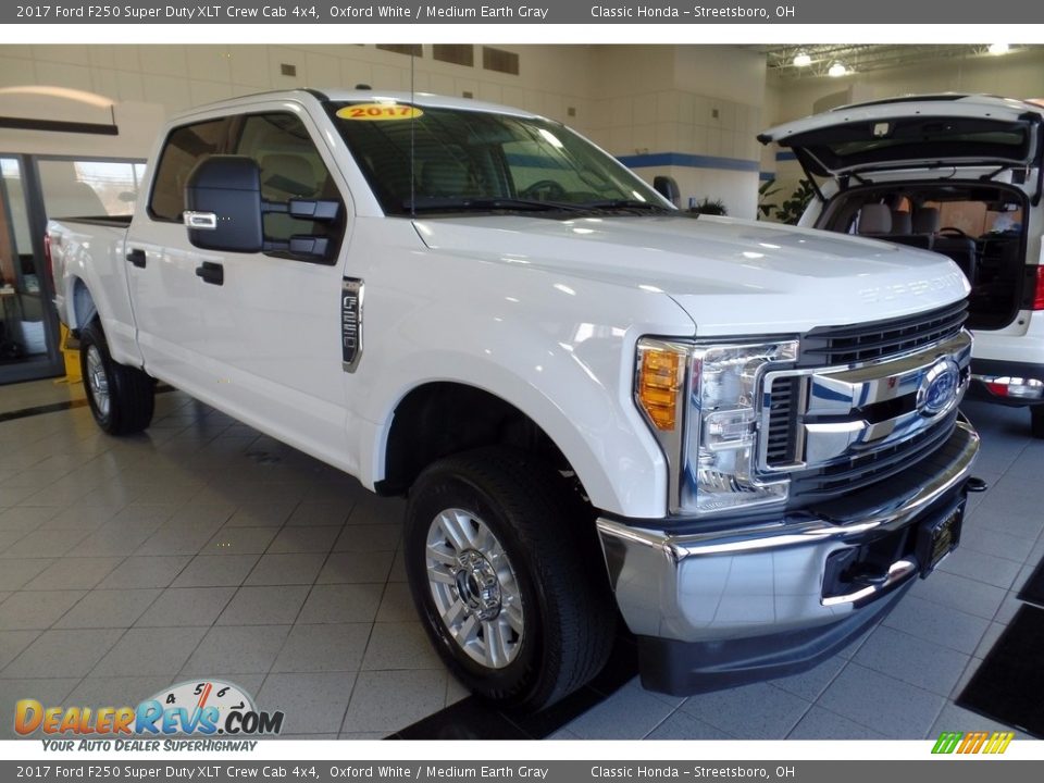 2017 Ford F250 Super Duty XLT Crew Cab 4x4 Oxford White / Medium Earth Gray Photo #6