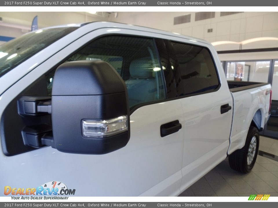 2017 Ford F250 Super Duty XLT Crew Cab 4x4 Oxford White / Medium Earth Gray Photo #8