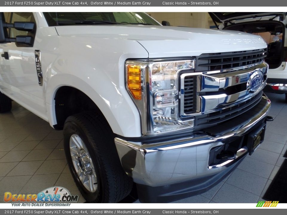 2017 Ford F250 Super Duty XLT Crew Cab 4x4 Oxford White / Medium Earth Gray Photo #12