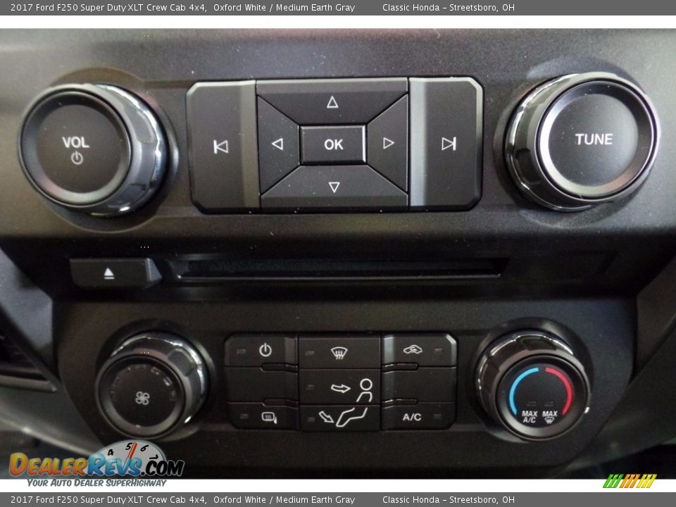 2017 Ford F250 Super Duty XLT Crew Cab 4x4 Oxford White / Medium Earth Gray Photo #24