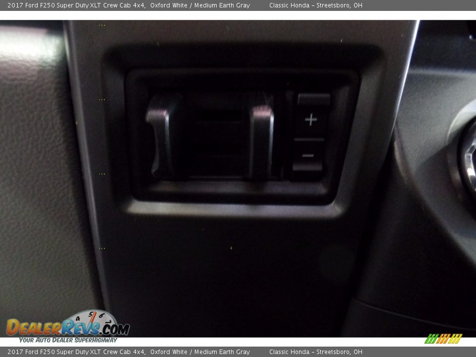 2017 Ford F250 Super Duty XLT Crew Cab 4x4 Oxford White / Medium Earth Gray Photo #25