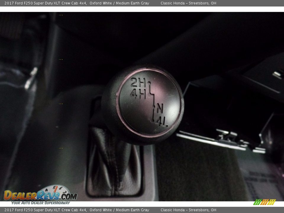 2017 Ford F250 Super Duty XLT Crew Cab 4x4 Oxford White / Medium Earth Gray Photo #26