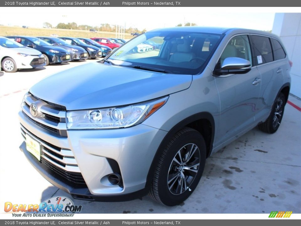 Front 3/4 View of 2018 Toyota Highlander LE Photo #3