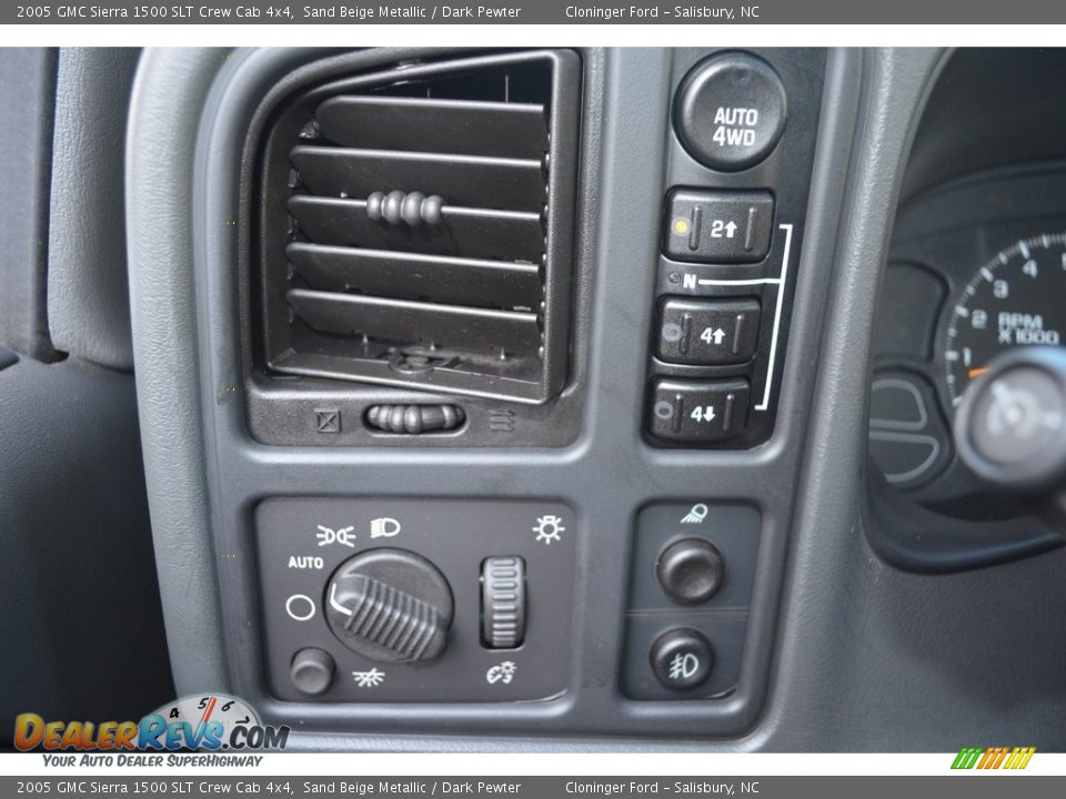 2005 GMC Sierra 1500 SLT Crew Cab 4x4 Sand Beige Metallic / Dark Pewter Photo #24