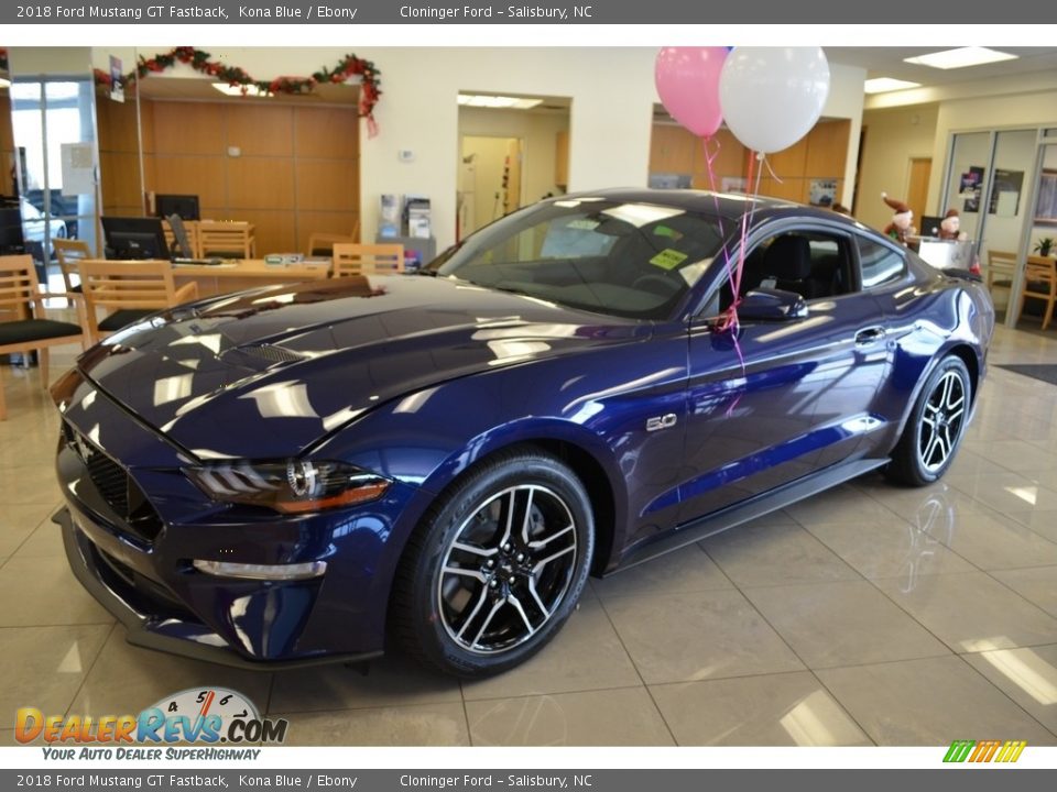 Front 3/4 View of 2018 Ford Mustang GT Fastback Photo #3