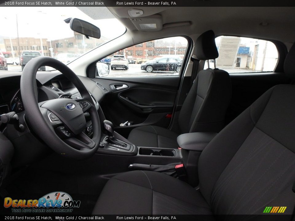 2018 Ford Focus SE Hatch White Gold / Charcoal Black Photo #10