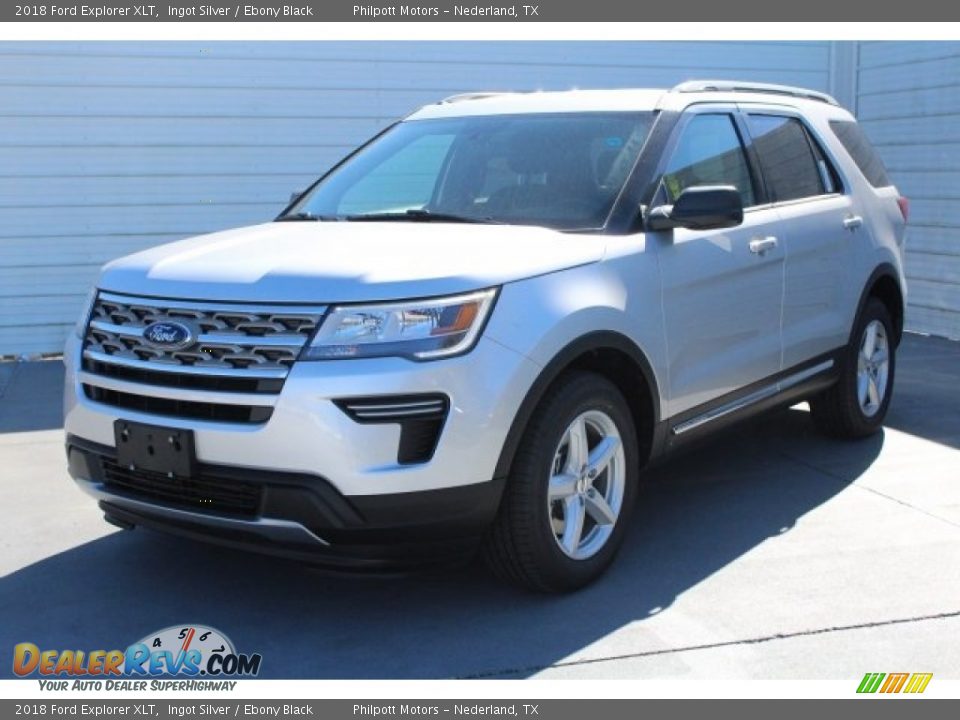 Front 3/4 View of 2018 Ford Explorer XLT Photo #3