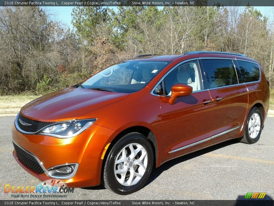 Front 3/4 View of 2018 Chrysler Pacifica Touring L Photo #2