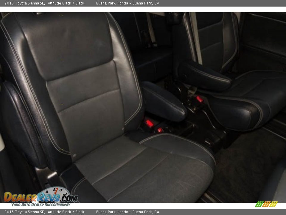 2015 Toyota Sienna SE Attitude Black / Black Photo #17