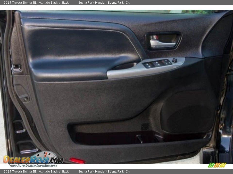2015 Toyota Sienna SE Attitude Black / Black Photo #24