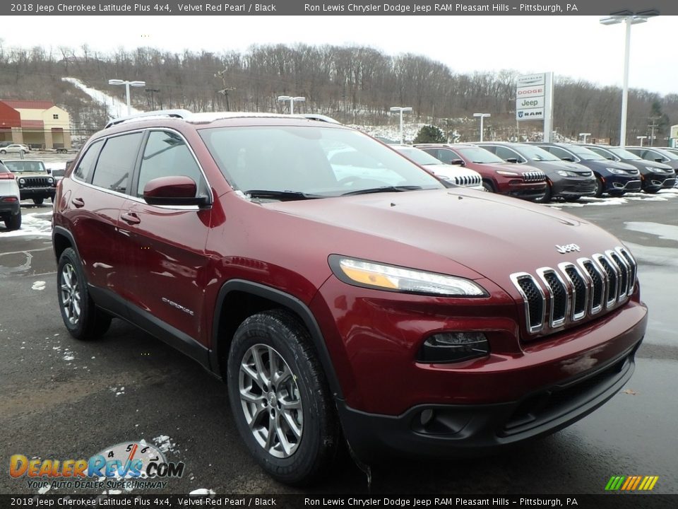 Front 3/4 View of 2018 Jeep Cherokee Latitude Plus 4x4 Photo #7