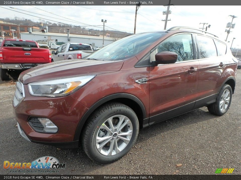 Front 3/4 View of 2018 Ford Escape SE 4WD Photo #8