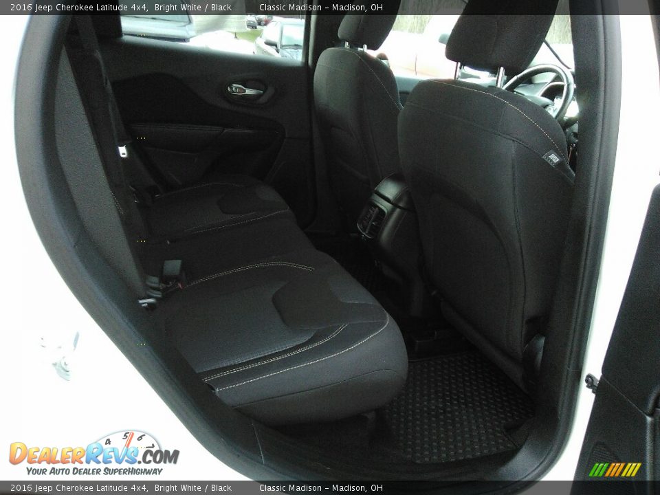 2016 Jeep Cherokee Latitude 4x4 Bright White / Black Photo #13