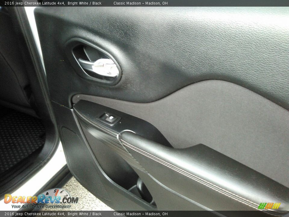 2016 Jeep Cherokee Latitude 4x4 Bright White / Black Photo #14