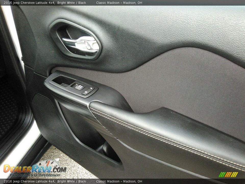 2016 Jeep Cherokee Latitude 4x4 Bright White / Black Photo #16