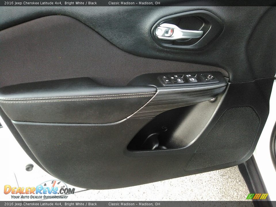 2016 Jeep Cherokee Latitude 4x4 Bright White / Black Photo #17