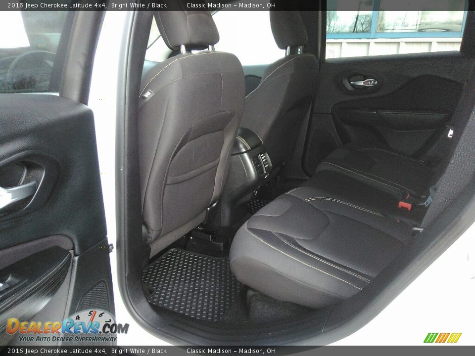 2016 Jeep Cherokee Latitude 4x4 Bright White / Black Photo #18