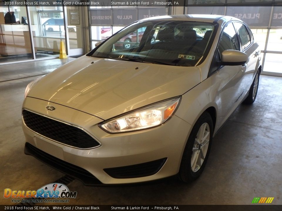 2018 Ford Focus SE Hatch White Gold / Charcoal Black Photo #4