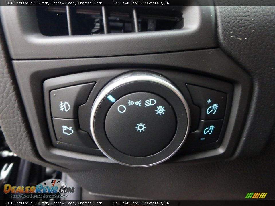 Controls of 2018 Ford Focus ST Hatch Photo #17
