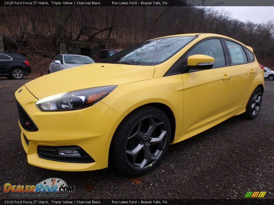 Front 3/4 View of 2018 Ford Focus ST Hatch Photo #7