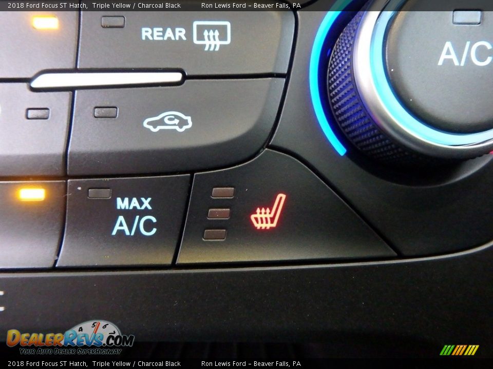 Controls of 2018 Ford Focus ST Hatch Photo #19
