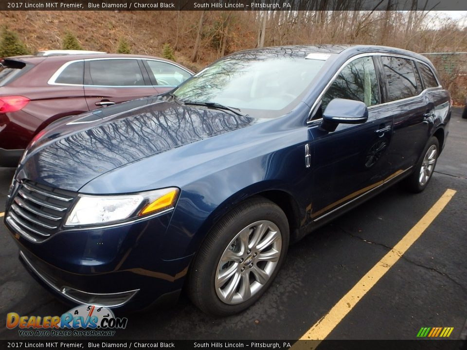 Front 3/4 View of 2017 Lincoln MKT Premier Photo #1