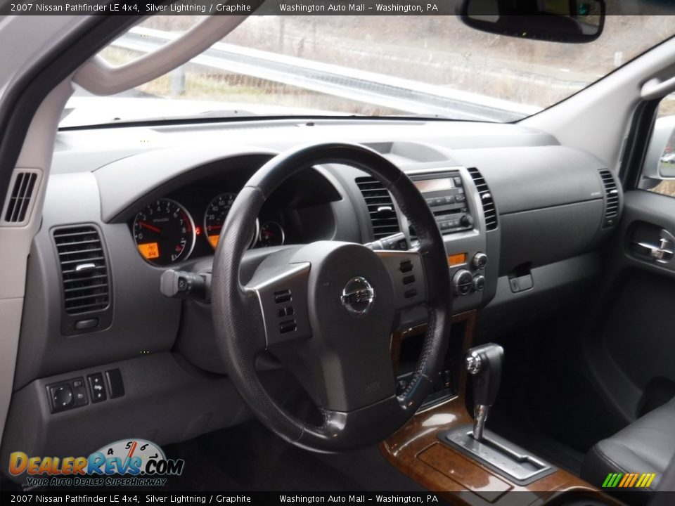 2007 Nissan Pathfinder LE 4x4 Silver Lightning / Graphite Photo #13