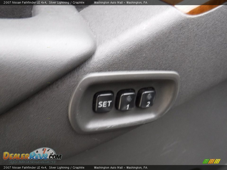 2007 Nissan Pathfinder LE 4x4 Silver Lightning / Graphite Photo #15