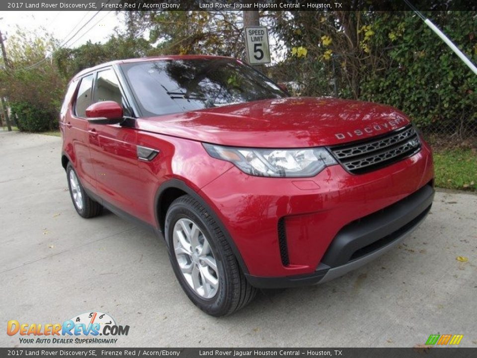 Front 3/4 View of 2017 Land Rover Discovery SE Photo #2