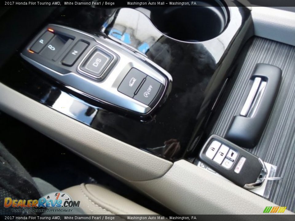 2017 Honda Pilot Touring AWD White Diamond Pearl / Beige Photo #30