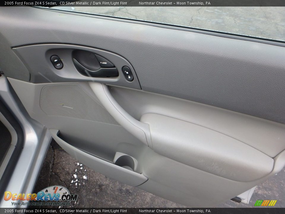2005 Ford Focus ZX4 S Sedan CD Silver Metallic / Dark Flint/Light Flint Photo #19