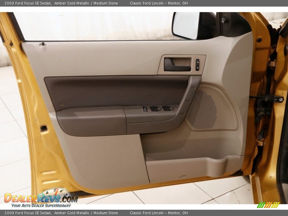 2009 Ford Focus SE Sedan Amber Gold Metallic / Medium Stone Photo #4