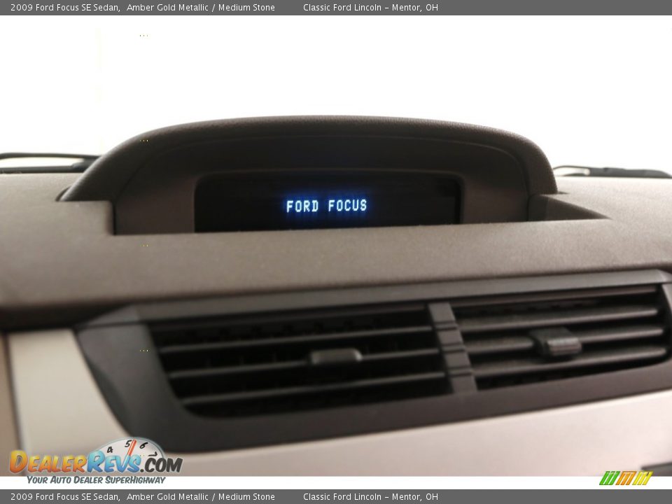 2009 Ford Focus SE Sedan Amber Gold Metallic / Medium Stone Photo #9