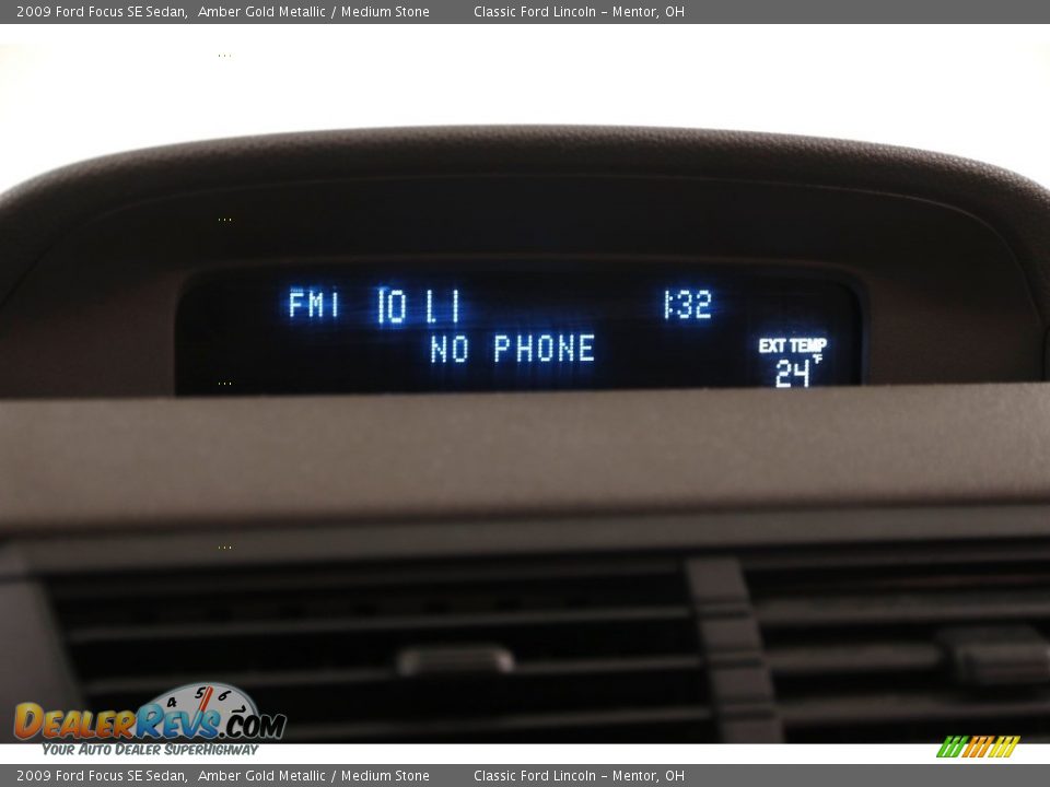 2009 Ford Focus SE Sedan Amber Gold Metallic / Medium Stone Photo #10