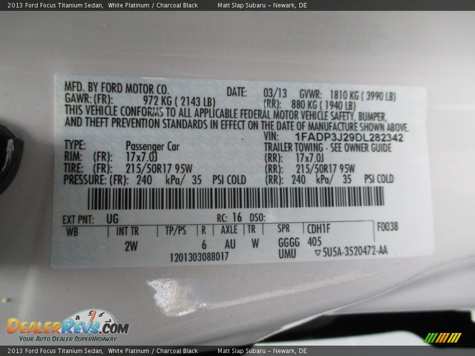 2013 Ford Focus Titanium Sedan White Platinum / Charcoal Black Photo #30