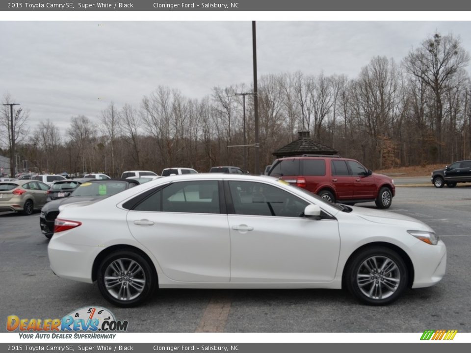 2015 Toyota Camry SE Super White / Black Photo #2