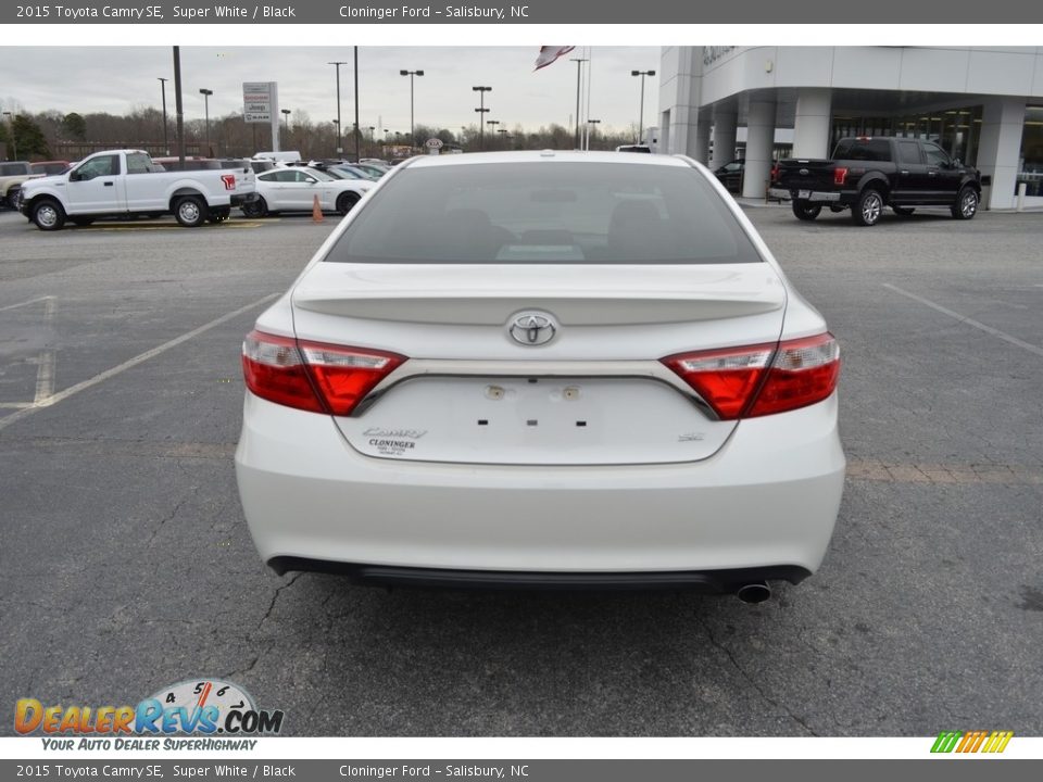2015 Toyota Camry SE Super White / Black Photo #4