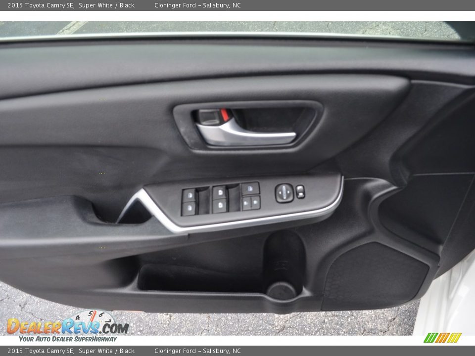 2015 Toyota Camry SE Super White / Black Photo #9