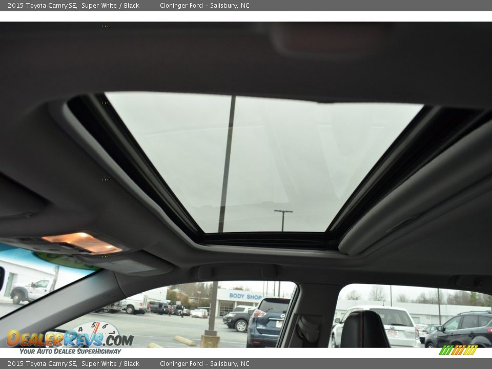 2015 Toyota Camry SE Super White / Black Photo #11