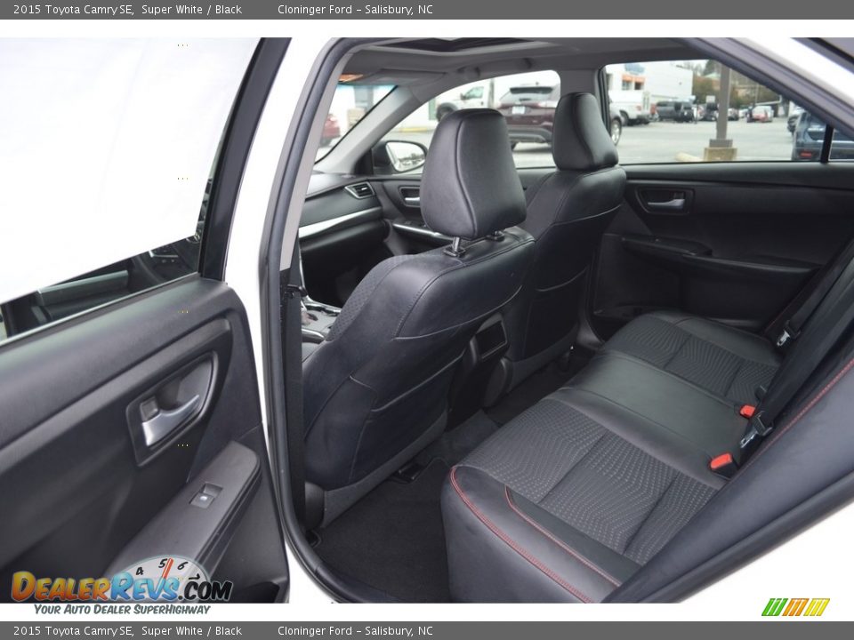 2015 Toyota Camry SE Super White / Black Photo #13