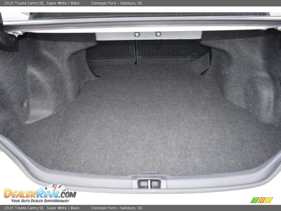 2015 Toyota Camry SE Super White / Black Photo #14