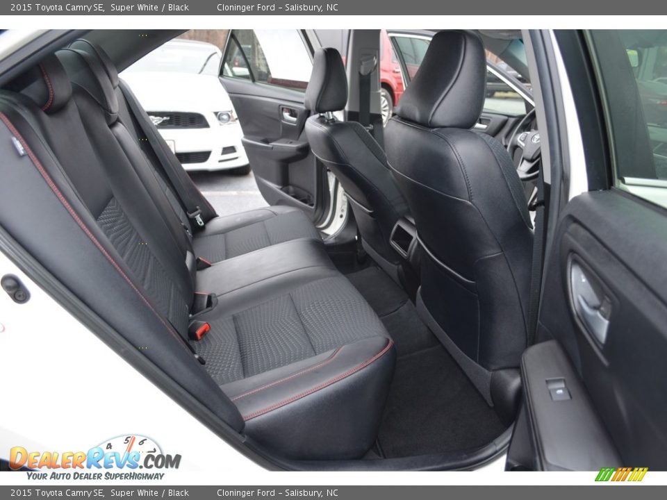 2015 Toyota Camry SE Super White / Black Photo #15