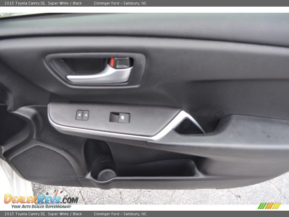 2015 Toyota Camry SE Super White / Black Photo #16