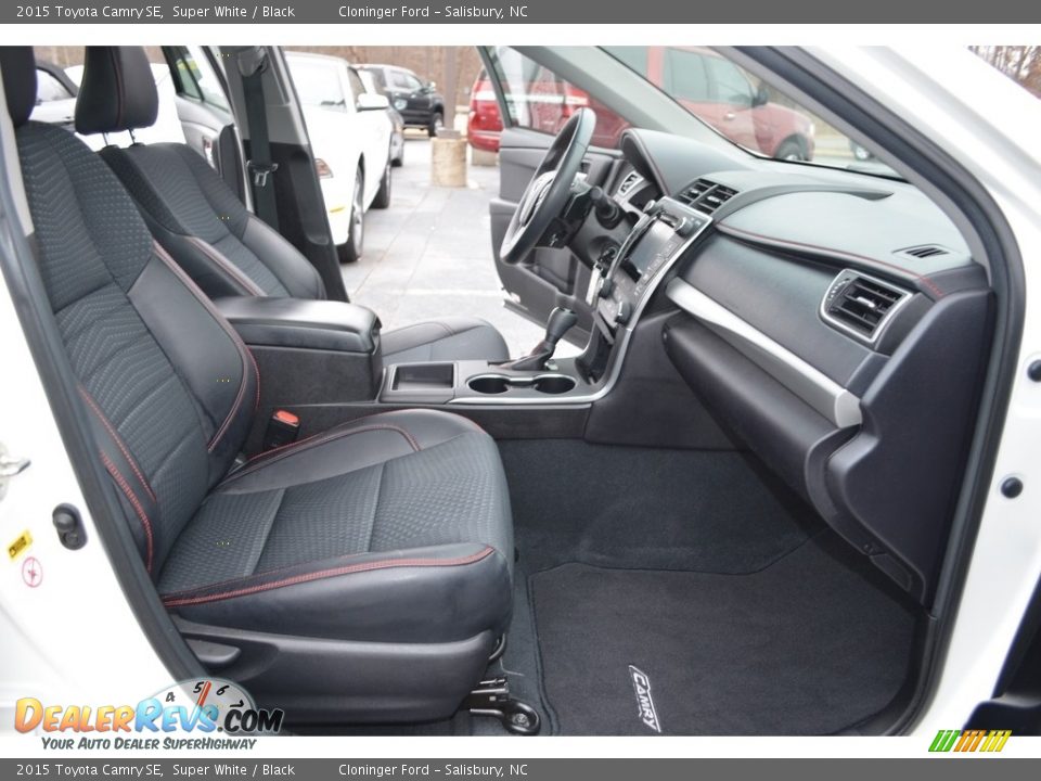 2015 Toyota Camry SE Super White / Black Photo #17